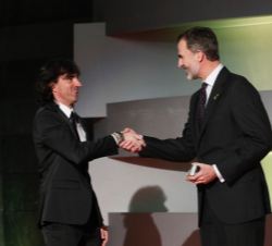 Don Felipe entrega el premio a José Emilio Amavisca, Medalla de Oro Olímpica en Fútbol