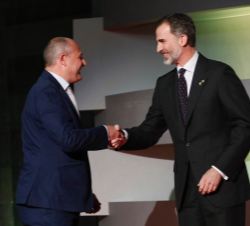 Su Majestad el Rey entrega el galardón a Miguel Hernández Sánchez, Medalla de Oro Olímpica en Fútbol