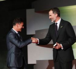 Don Felipe entrega el premio a Alfonso Pérez Muñoz, Medalla de Oro Olímpica en Fútbol