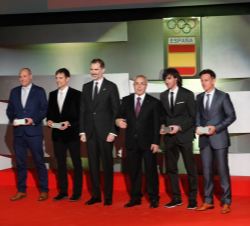 Don Felipe junto a los deportistas homenajeados