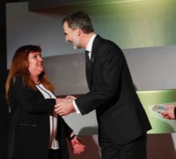 Don Felipe entrega el premio a Natalia Dorado, Medalla de Oro Olímpica en Hockey sobre hierba