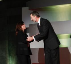 Don Felipe entrega el premio a Silvia Manrique, Medalla de Oro Olímpica en Hockey sobre hierba