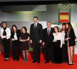 Su Majestad el Rey junto a los deportistas homenajeados
