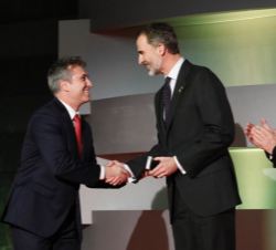 Don Felipe entrega el premio a Juan Carlos Holgado, Medalla de Oro Olímpica en Tiro con Arco (por equipos)