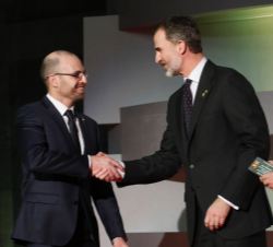 Su Majestad el Rey entrega el galardón a Alfonso Menéndez, Medalla de Oro Olímpica en Tiro con Arco (por equipos)