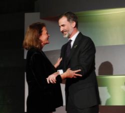 Don Felipe entrega el premio a Patricia Guerra, Medalla de Oro Olímpica en Vela (clase 470)