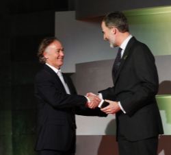 Don Felipe entrega el premio a Domingo José Manrique de Lara,  Medalla de Oro Olímpica en Vela (clase Flying Dutchman)