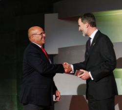 Su Majestad el Rey entrega uno de los premios