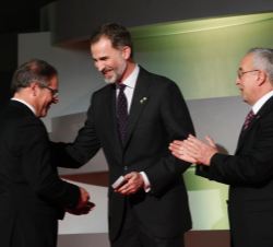 Don Felipe entrega el premio a José María Van Der Ploeg, Medalla de Oro Olímpica en Vela (clase Finn)