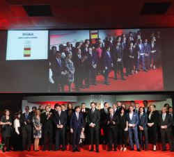Don Felipe junto a los deportistas homenajeados y autoridades asistentes a la Gala