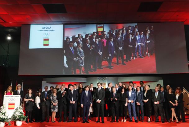 Don Felipe junto a los deportistas homenajeados y autoridades asistentes a la Gala
