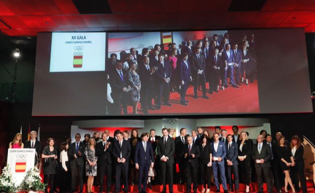 Don Felipe junto a los deportistas homenajeados y autoridades asistentes a la Gala