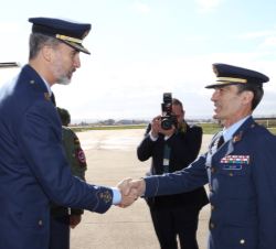 Su Majestad el Rey recibe el saludo del director general del INTA, Teniente General José María Salom Piqueres a su llegada al Instituto Nacional de Té