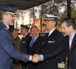 Su Majestad el Rey recibe el saludo del jefe del Órgano de Dirección del INTA, Carlos Tamarit de Castro