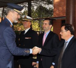 Su Majestad el Rey recibe el saludo del director del Centro de Astrobiología, José Miguel Más Hesse