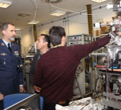 Su Majestad el Rey atendiendo a las explicaciones que recibió en el Centro de Astrobiología