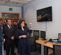 Don Felipe recibe explicaciones sobre el Plan Nacional de Observación de la Tierra