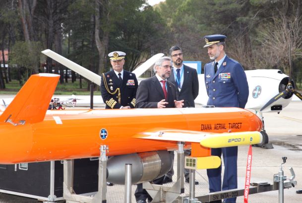 Su Majestad el Rey recibió explicación sobre los vehículos aéreos no tripulados (Unmanned Aerial Vehicle - UAV's)