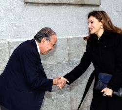 Doña Letizia recibe el saludo del presidente del Patronato de la Fundación del Teatro Real, Gregorio Marañón