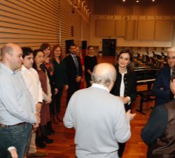 Doña Letizia en la Sala de Orquesta, junto a Pedro González, gerente de la Orquesta Sinfónica de Madrid; Wolfgang Izquierdo, presidente de la Junta di