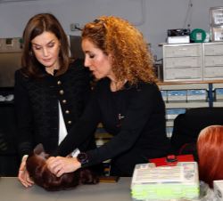 Su Majestad la Reina recibe explicaciones en el Taller Peluquería