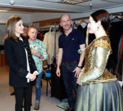 Su Majestad la Reina en el Taller Sastrería, recibe explicaciones de Ovidio Ceñera, jefe de Sastrería y Caracterización ante una modelo