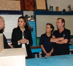Doña Letizia durante la visita en el Taller de utilería, recibe explicaciones de Álvaro Aguado, jefe de Utilería