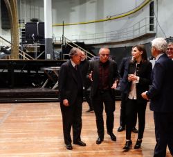 Su Majestad la Reina durante la visita al Teatro Real