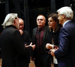 Su Majestad la Reina conversa con el personal de Dirección del Teatro Real