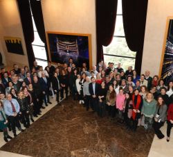 Su Majestad la Reina junto al personal del Teatro Real y autoridades asistentes al acto