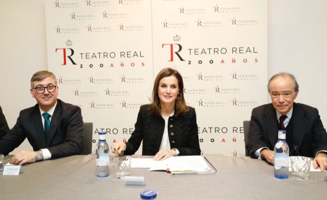 Doña Letizia preside la reunión en el Teatro Real