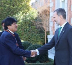 Su Majestad el Rey recibe el saludo del Su Excelencia el Presidente del Estado Plurinacional de Bolivia, Sr. Evo Morales Ayma, a su llegada al Palacio