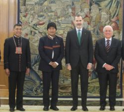 Su Majestad el Rey junto a Su Excelencia el Presidente del Estado Plurinacional de Bolivia, Sr. Evo Morales Ayma y asistentes a la audiencia