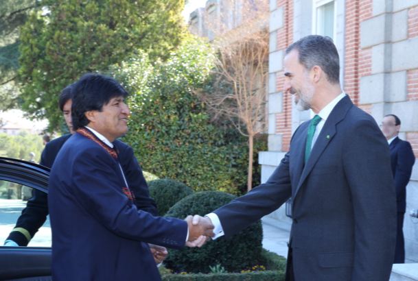Su Majestad el Rey recibe el saludo del Su Excelencia el Presidente del Estado Plurinacional de Bolivia, Sr. Evo Morales Ayma, a su llegada al Palacio de La Zarzuela