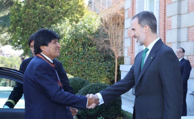 Su Majestad el Rey recibe el saludo del Su Excelencia el Presidente del Estado Plurinacional de Bolivia, Sr. Evo Morales Ayma, a su llegada al Palacio