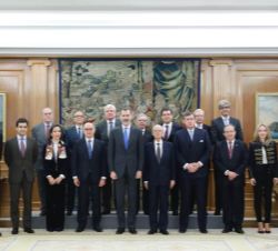 Su Majestad el Rey con la Junta de Gobierno de la Fundación Independiente