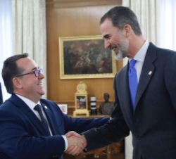 Su Majestad el Rey tras recibir la Insignia de Oro de la Federación en su 40 aniversario