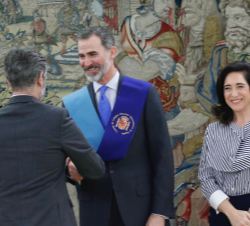 Su Majestad el Rey tras recibir la distición de la Beca de Honor del Consejo de Colegios Mayores Universitarios