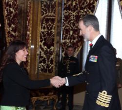 Su Majestad el Rey recibe el saludo de la presidenta y fundadora de la Asociación, Eva García