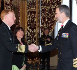Su Majestad el Rey recibe el saludo del jefe del Mando de la Fuerza Aliada Conjunta de la OTAN en Nápoles, almirante James Foggo