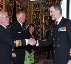 Su Majestad el Rey recibe el saludo del vicepresidente de la Asociación para España, almirante Santiago Bolibar Piñeiro