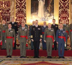 Fotografía de grupo de Su Majestad el Rey con un un grupo de generales de brigada y contralmirantes