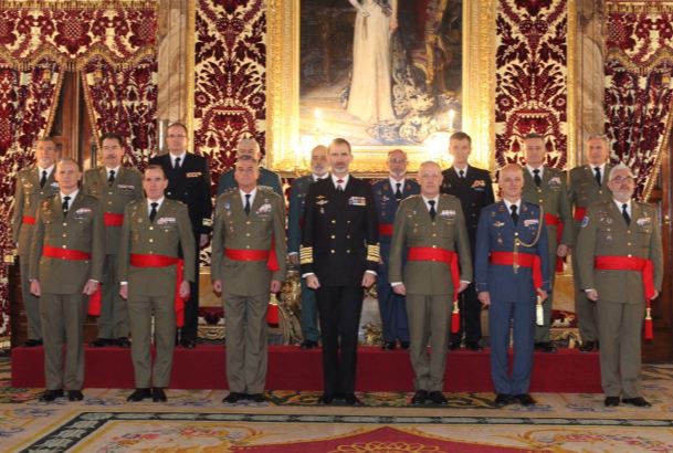 Fotografía de grupo de Su Majestad el Rey con un un grupo de generales de brigada y contralmirantes