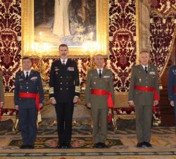 Fotografía de grupo de Su Majestad el Rey con un un grupo de generales de división