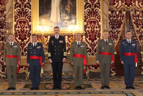 Fotografía de grupo de Su Majestad el Rey con un un grupo de generales de división