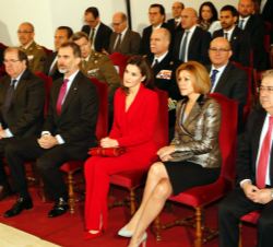 Sus Majestades los Reyes ocupan su lugar en la primera fila de asientos del auditorio