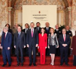 Sus Majestades los Reyes con las autoridades ante la placa conmemorativa del centenario