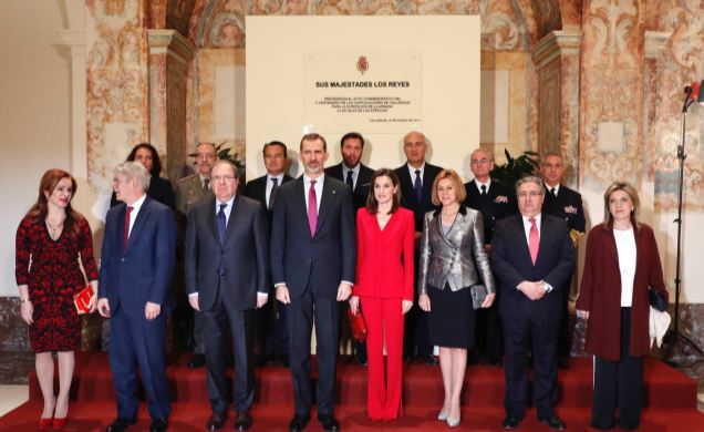Sus Majestades los Reyes con las autoridades ante la placa conmemorativa del centenario