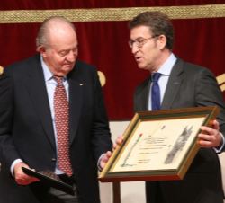 Don Juan Carlos recibe de manos del presidente de la Xunta de Galicia, Alberto Núñez Feijóo, las credenciales como embajador de Honor del Camino de Sa