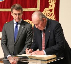 Su Majestad el Rey Don Juan Carlos durante la firma en el Libro de Oro de la Xunta de Galicia